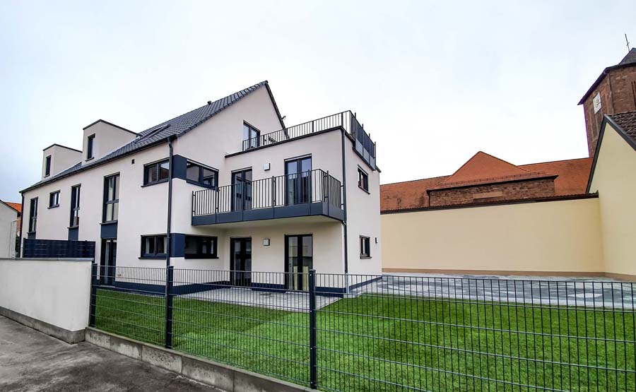 Seitenansicht eines modernen Neubaus